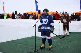 Звезды хоккея сыграли со сборной Чукотки на льду Анадырского лимана